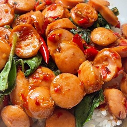 กระเพราไส้กรอกไก่หนังกรอบ