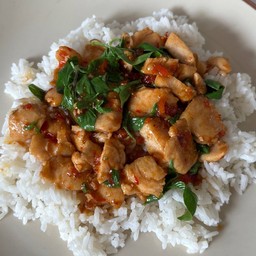 [อร่อยซ่ากับโค้ก] อกไก่ผัดโหระพา +  โค้ก ออริจินัล (กระป๋อง)