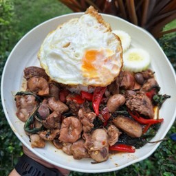 กะเพราเครื่องในไก่