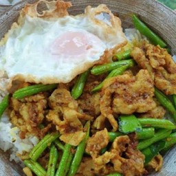 ข้าวราดผัดพริกแกงใต้