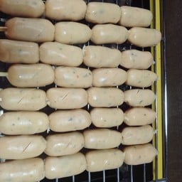 ไส้กรอกค็อกเทลไก่กะเพรากรอบ