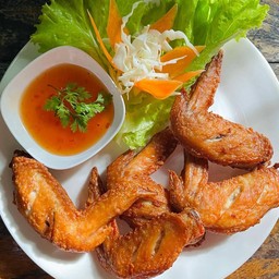 ปีกไก่ทอดราดซอสน้ำปลา