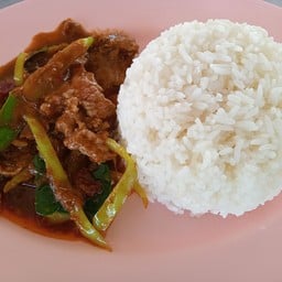 ข้าวผัดพริกแกงเนื้อ