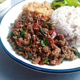 กะเพราเนื้อ ราดข้าว