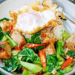 ข้าวคะน้าหมูกรอบไข่ดาว