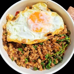 กระเพราหมูไข่ดาว