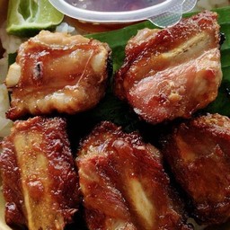 ข้าวกระดูกหมูทอดกระเทียม