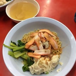 ชายสี่บะหมี่เกี๊ยว เซเว่นเนินหอม เซเว่นเนินหอม