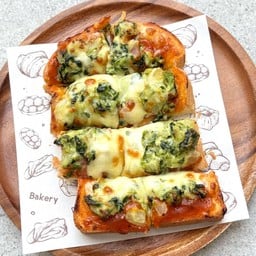 ปังผักโขมแฮมอบชีส