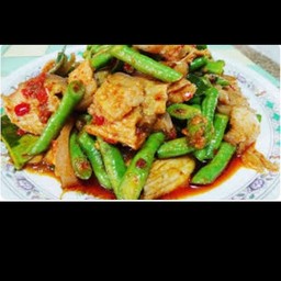 ผัดพริกแกงหมูชิ้นราดข้าว