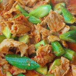 ข้าวหน้าผัดพริกแกงแตงกวาหมูชิ้น