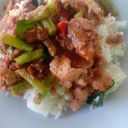 พริกแกงหมู ราดข้าว