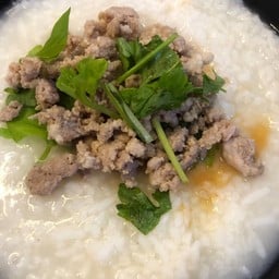 ตุ้ยนุ้ย ขายยำ