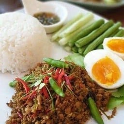 คั่วกลิ้งเนื้อราดข้าว+ไข่ต้ม