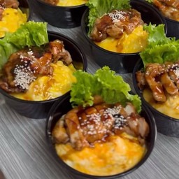 ข้าวราดไข่ข้น สะโพกไก่ผัดซอสเทอริยากิ