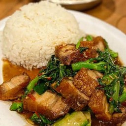 ข้าวคะน้าหมูกรอบ