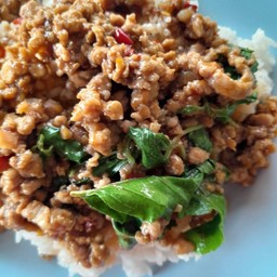 กะเพราหมูสับ ราดข้าว