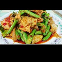 ผัดพริกแกงไก่ราดข้าว