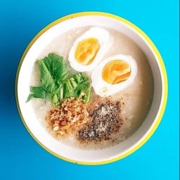 ข้าวต้มทรงเครื่องใส่ไข่