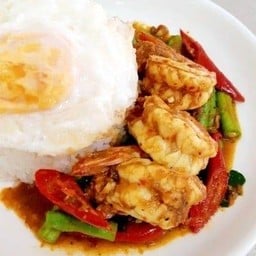 ผัดพริกแกงกุ้งราดข้าว+ไข่ดาว