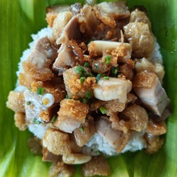 ข้าวกระเทียมหมูกรอบ