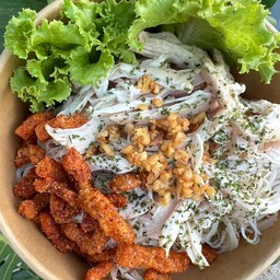 หมี่ไก่ฉีก by กุ๊กเหม่ง หมี่ไก่ฉีกสุดอร่อย มาพร้อมกับหมูกระจกสุดแซ่บ