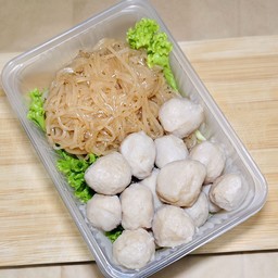 ลูกชิ้นปั้นสดเส้นเล็กใส่ซอสก๋วยเตี๋ยวแห้ง