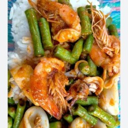 ผัดพริกแกงกุ้ง+ปลาหมึก ราดข้าว