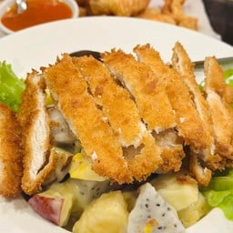 สลัดผลไม้ไก่กรอบ