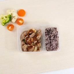 เนื้อตุ๋นน้ำจิ้มแจ่ว + ข้าวไรซ์เบอร์รี่
