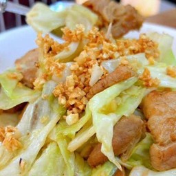กะหล่ำปีผัดน้ำปลาหมูชิ้นราดข้าว
