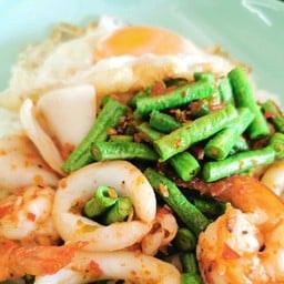 ผัดพริกแกงกุ้ง+ปลาหมึกราดข้าว+ไข่ดาว