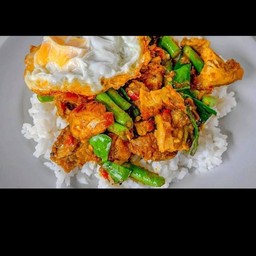 ผัดพริกแกงหมูชิ้นราดข้าว+ไข่ดาว