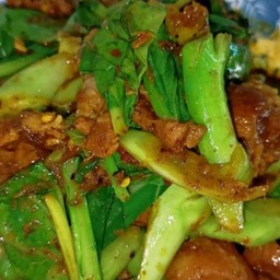 ข้าวหน้าผัดพริกแกงใต้คะน้าหมูชิ้น