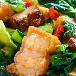 คะน้าหมูชิ้นราดข้าว