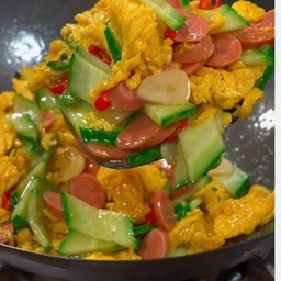 ข้าวหน้าผัดแตงกวาไส้กรอกใส่ไข่