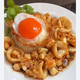 กุ้ง+ปลาหมึกคั่วพริกเกลือราดข้าว+ไข่ดาว