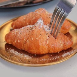 ครัวซองต์เนยกระเทียม