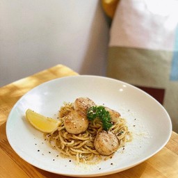 Creamy Garlic Pasta with Pan-Seared Scallops