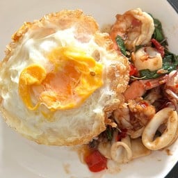 กะเพรา คอนโด ฟรีไข่ดาว