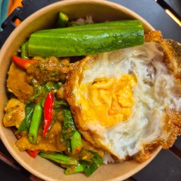 ผัดเครื่องแกงหมู