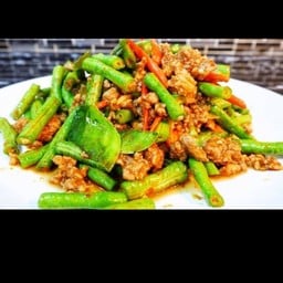 ผัดพริกแกงหมูสับราดข้าว