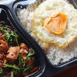 กะเพราไก่ชิ้น