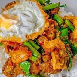 ผัดพริกแกงหมูกรอบราดข้าว+ไข่ดาว