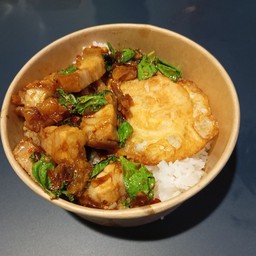 ข้าวกระเพราหมูกรอบไข่ดาว