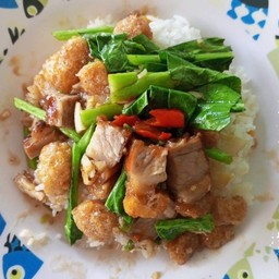 ข้าวคะน้าหมูกรอบ