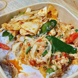 พริกแกงไก่ หน่อไม้ดอง ราดข้าว  ไม่ไข่ดาว