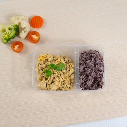 อกไก่ผัดไข่ + ข้าวไรซ์เบอร์รี่