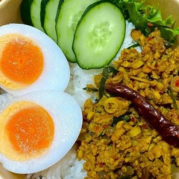 คั่วกลิ้งหมูชิ้นราดข้าว+ไข่ต้ม