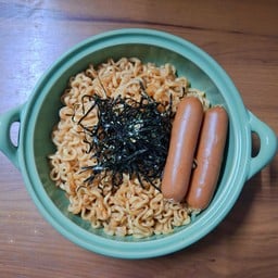 มาม่าเผ็ดเกาหลีซัมยัง+ไส้กรอกซีพี